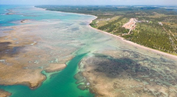 Entre faixas de areia desertas e cenários cinematográficos, algumas praias ainda preservam o encanto rústico e a calmaria que fazem toda a diferença na experiência de viagem (Imagem: RanilsonArruda | Shutterstock)