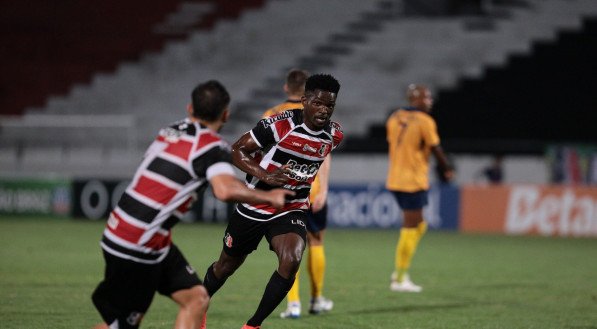 Israel, autor do gol do Santa Cruz sobre o Retrô pelo Pernambucano