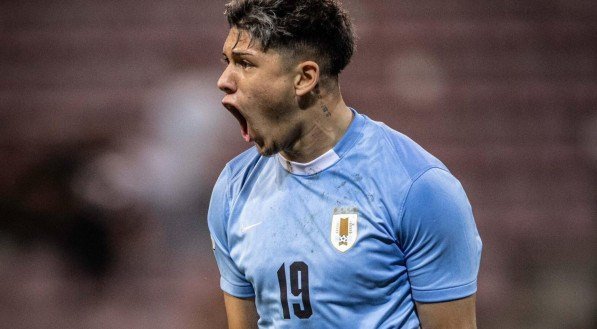 Jogador da Seleção Uruguaia comemora gol