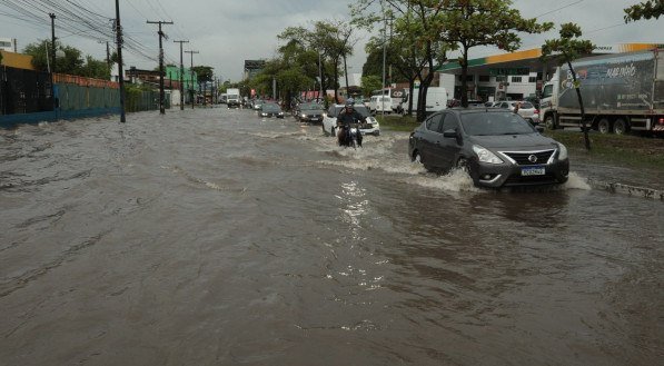 Chuvas atingem Região Metropolitana do Recife (RMR)