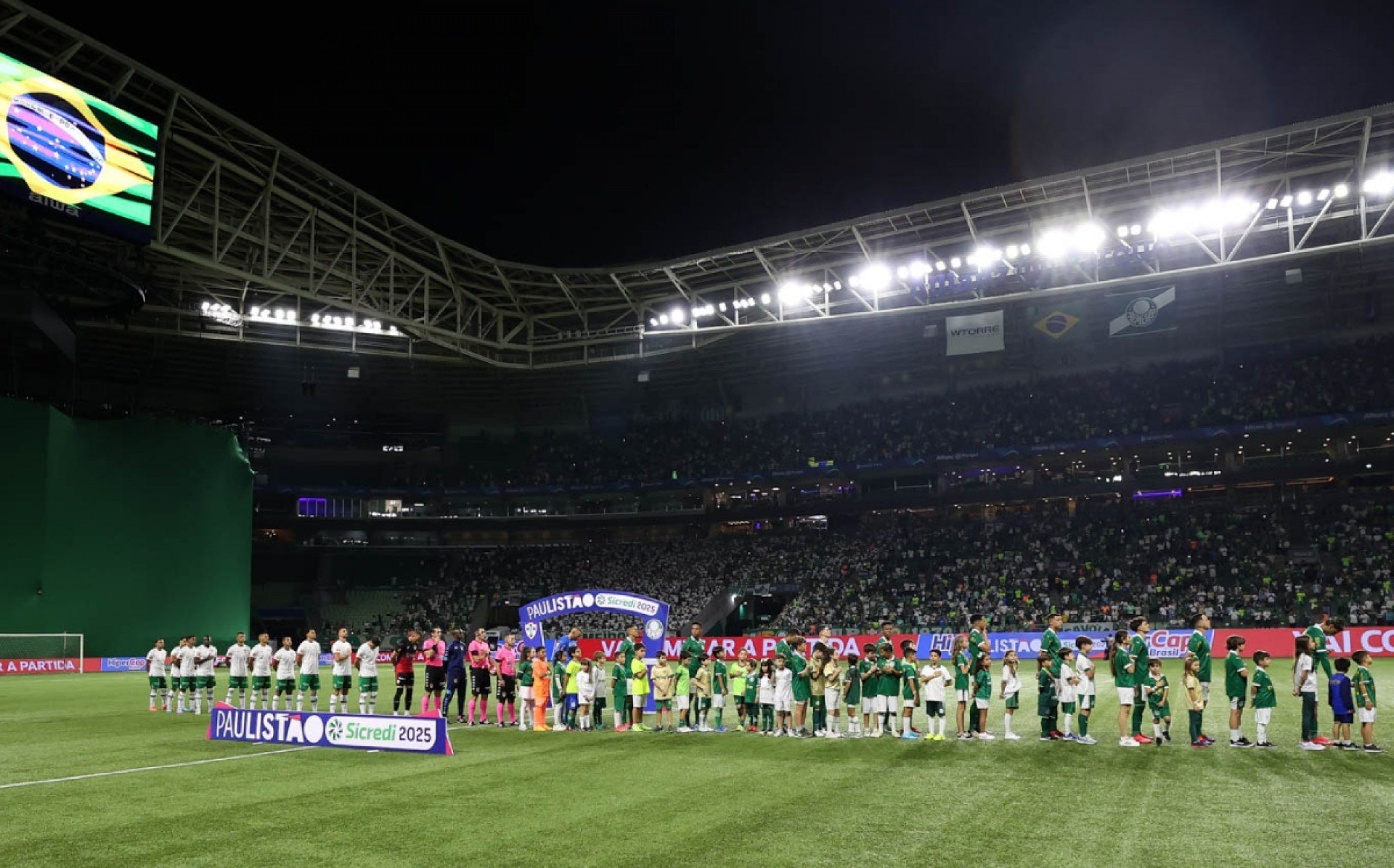 Jogadores do Palmeiras perfilados para o Hino Nacional em jogo no Allianz Parque