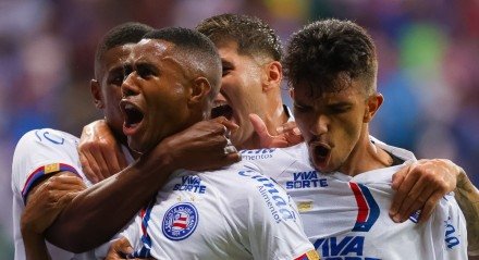 Jogadores do Bahia em celebração após gol