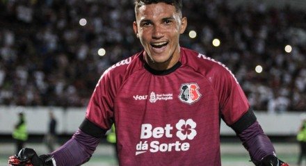 Rokenedy celebrando vitória pelo Campeonato Pernambucano