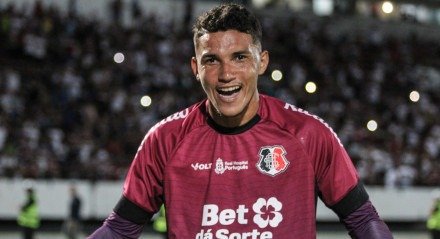 Rokenedy celebrando vitória do Santa Cruz no Campeonato Pernambucano