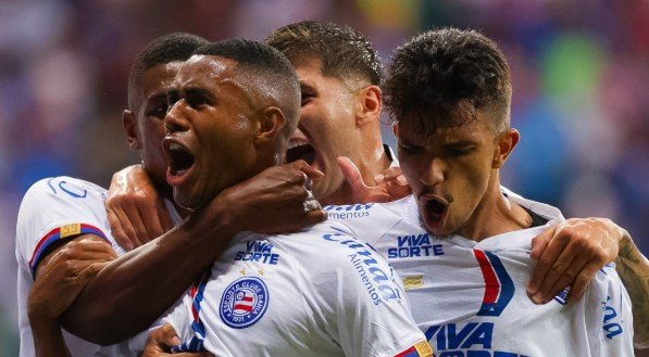 Jogadores do Bahia em celebração após gol