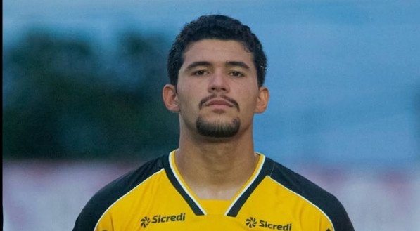 O Criciúma renovou com o zagueiro Nolasco até o final de 2027. O jogador foi um dos destaques da equipe na disputa da Copa São Paulo de Futebol Júnior e agora estará à disposição do time principal. + Fique por dentro de tudo sobre o Tigre Durante toda a Copinha de 2025, o zagueiro foi [&amp;#8230;]