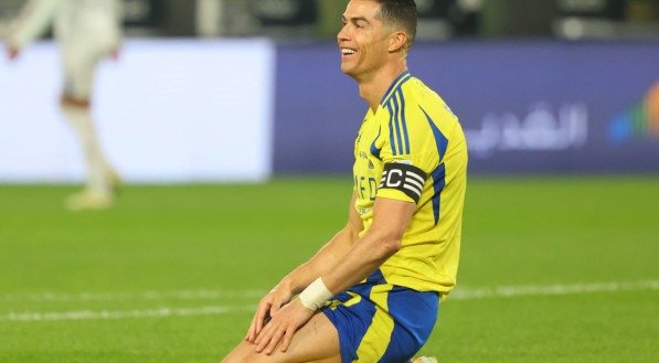 Cristiano Ronaldo sorrindo ironicamente em jogo do Al-Nassr