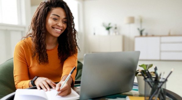 Uma rotina de estudos bem planejada pode transformar seu desempenho (Imagem: Prostock-studio | Shutterstock)
