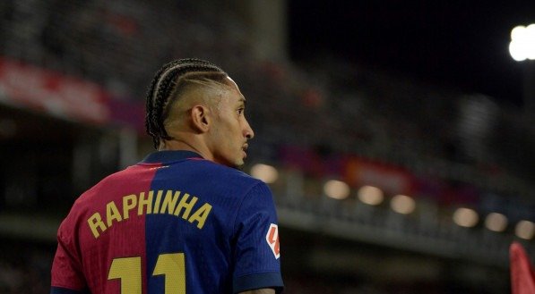 Raphinha atento durante jogo do Barcelona na temporada 2024/25