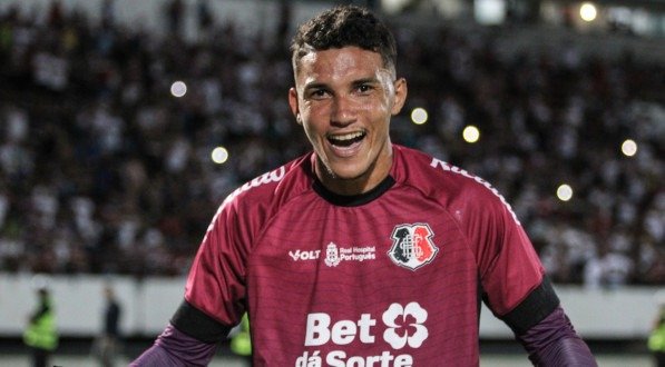 Rokenedy celebrando vitória do Santa Cruz no Campeonato Pernambucano