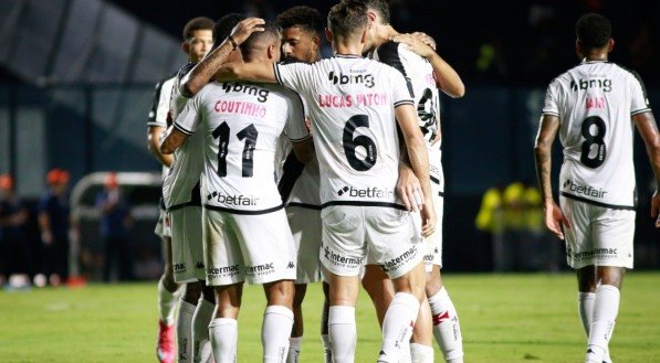 Jogadores do Vasco abraçados após gol