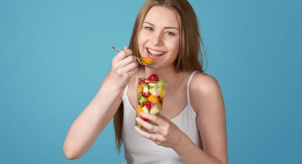 A alimentação reflete diretamente na aparência e na saúde da pele (Imagem: Billion Photos | Shutterstock) 