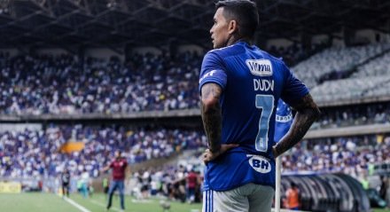 Dudu prestes a cobrar um escanteio para o Cruzeiro