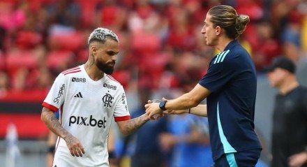 Filipe Luís, técnico do Flamengo, cumprimenta o atacante Michael