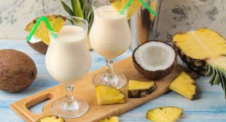 Vitamina de coco com abacaxi (Imagem: MK studio | Shutterstock)