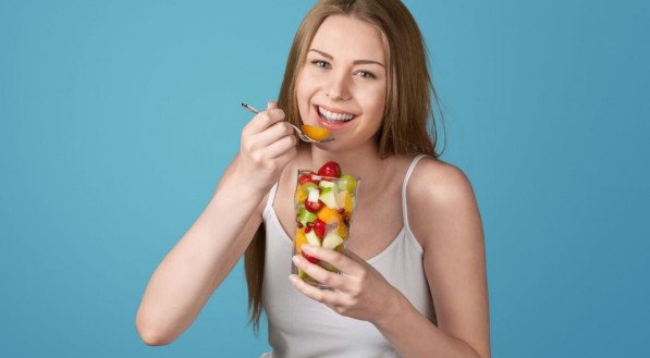 A alimentação reflete diretamente na aparência e na saúde da pele (Imagem: Billion Photos | Shutterstock) 