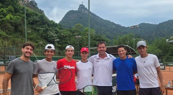 Leonardo Storck. Cadu Lino, Henrique Vialle e João Faggioni disputam na sequência os torneios de Assunção, no Paraguai, o Brasil Juniors Cup, no Rio Grande do Sul, e o Banana Bowl