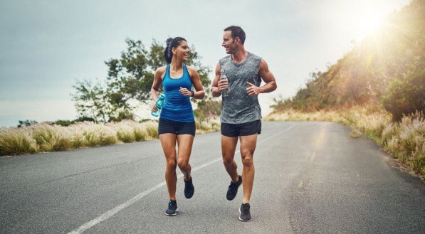 Algumas atividades físicas ajudam a melhorar a performance na corrida (Imagem: PeopleImages.com - Yu | Shutterstock)