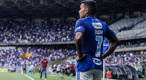 Dudu prestes a cobrar um escanteio para o Cruzeiro