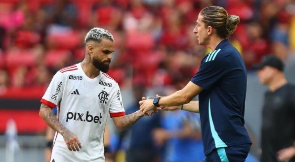 Filipe Luís, técnico do Flamengo, cumprimenta o atacante Michael