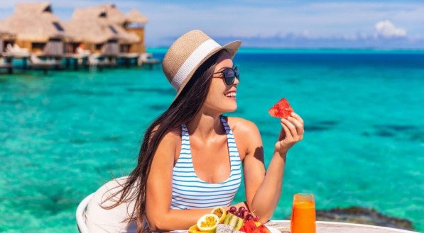 A alimentação no verão pode ser leve e saudável (Imagem: Maridav | Shutterstock)