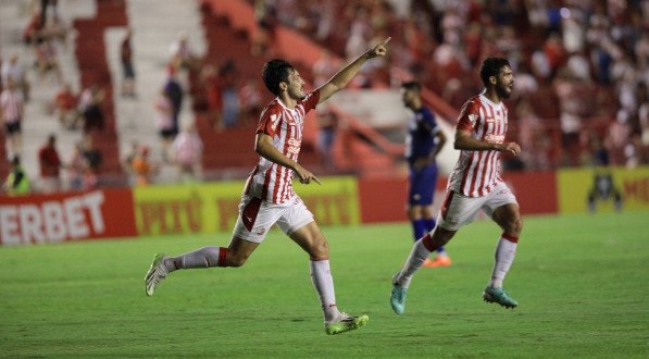 Marco Antônio em comemoração de gol do Náutico sobre Maguary