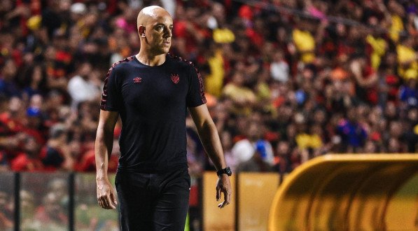 Pepa na beira do campo da Ilha do Retiro em jogo do Sport