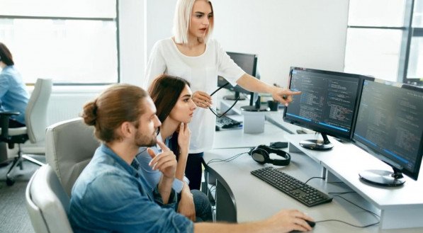 Expansão do setor de programação e tecnologia exige aprendizado contínuo dos profissionais (Imagem: puhhha | Shutterstock) 