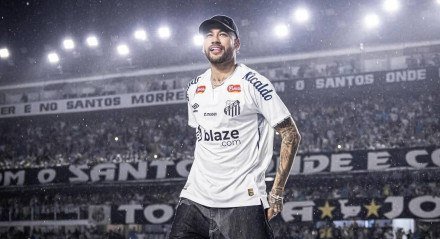 Neymar na Vila Belmiro em apresentação oficial à torcida do Santos