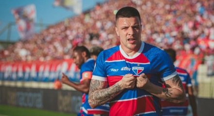 Renato Kayzer comemora gol e mostra o escudo do Fortaleza 