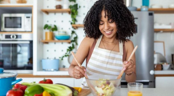 O cuidado com a alimentação é importante para ajudar a controlar a TPM (Imagem: Photoroyalty | Shutterstock)