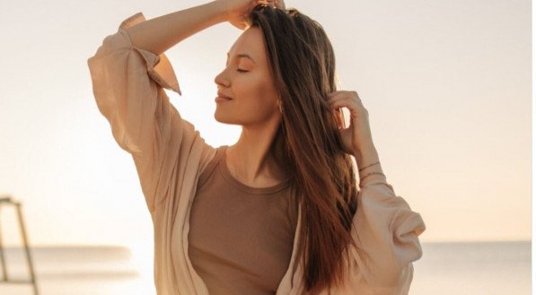 Alguns cuidados ajudam a evitar a queda de cabelo no verão (Imagem: Look Studio | Shutterstock)