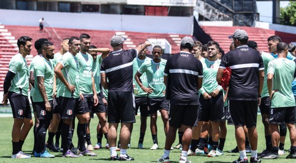 Elenco do Santa Cruz durante movimentação antes de clássico contra o Sport pelo Campeonato Pernambucano