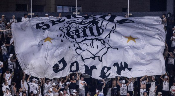 Torcida do Santos agita bandeirão na Vila Belmiro