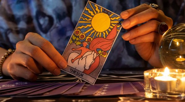 O tarot é um poderoso recurso para entender melhor a si e a vida (Imagem: vimolsiri.s | Shutterstock)