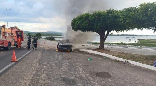 Imagem do carro pegando fogo