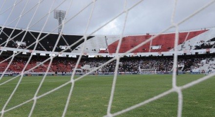 Registro do estádio do Arruda com poucos torcedores antes do jogo entre Santa Cruz x Sport 