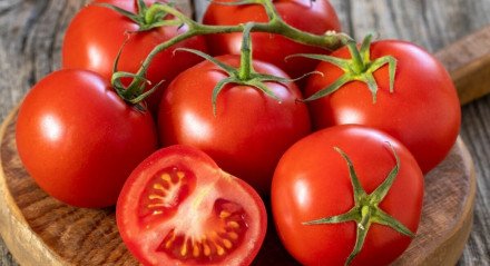 Além de ser um ingrediente clássico na culinária, o tomate pode trazer benefícios surpreendentes para o organismo (Imagem: Enez Selvi | Shutterstock)