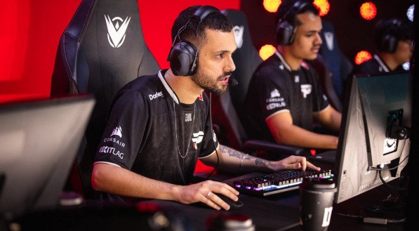 Na opinião de dyNquedo, a LOUD está num nível abaixo se comparado às outras equipes, ficando a frente apenas do Fluxo