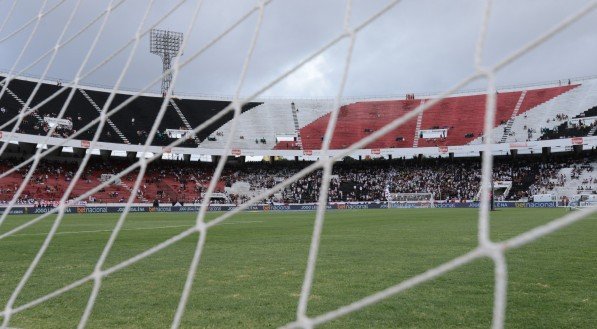 Registro do estádio do Arruda com poucos torcedores antes do jogo entre Santa Cruz x Sport 