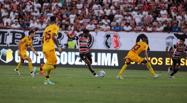 Lance do jogo entre Santa Cruz x Sport pela 6ª rodada do Pernambucano