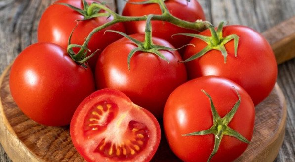 Além de ser um ingrediente clássico na culinária, o tomate pode trazer benefícios surpreendentes para o organismo (Imagem: Enez Selvi | Shutterstock)