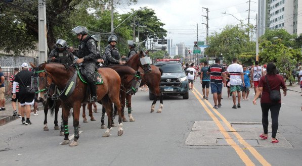 Registro da movimentação dos torcedores próximo ao estádio do Arruda antes de Santa Cruz x Sport