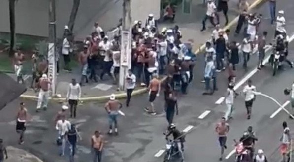Vários vídeos foram postados nas redes socias mostrando correria e pancadaria nos arredores da Real Torre
