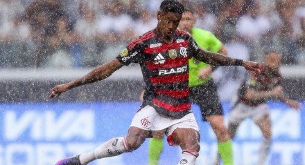 Bruno Henrique cobra pênalti na final da Supercopa do Brasil
