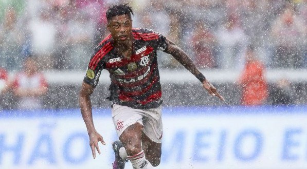 Bruno Henrique corre para comemorar após gol pelo Flamengo