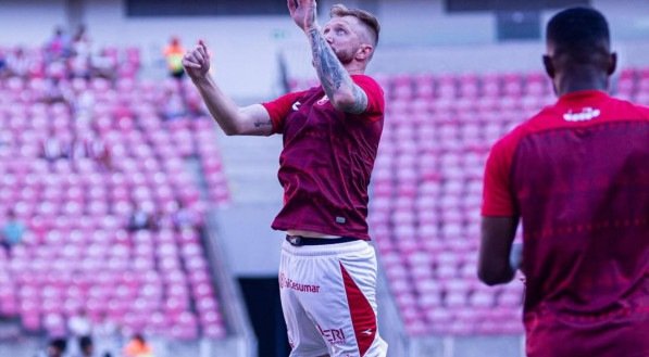 Fagner Alemão em aquecimento para jogo do Náutico