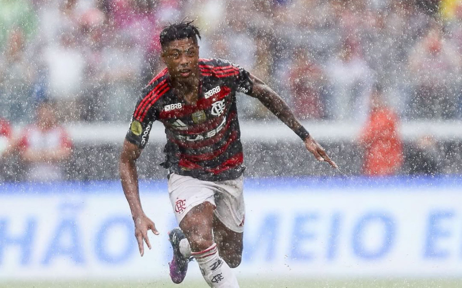 Bruno Henrique corre para comemorar após gol pelo Flamengo
