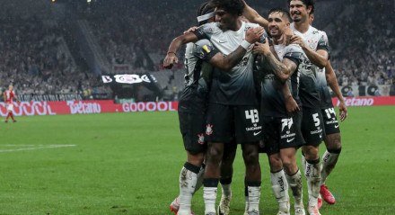 Jogadores abraçam Talles Magno após marcar gol pelo Corinthians