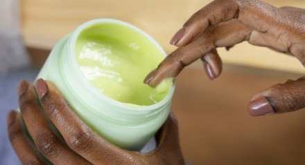 Pote de creme para cabelo.